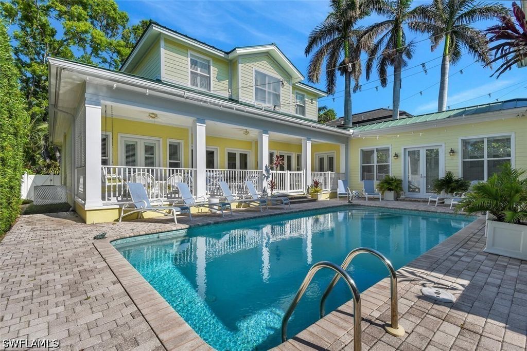 362 2nd Ave N, Naples