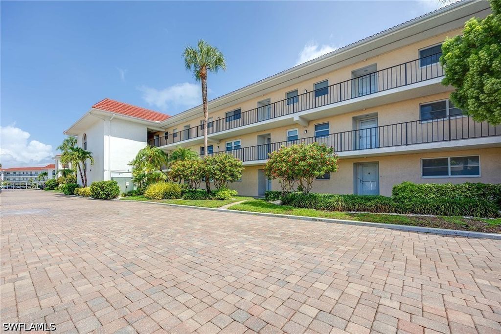 45 High Point Cir S 303, Naples