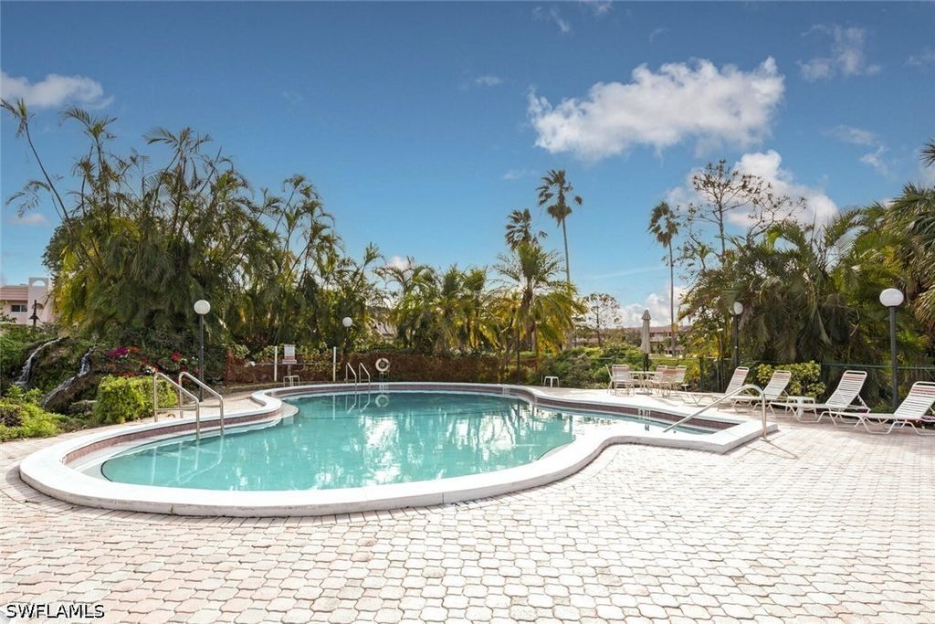 499 Forest Lakes Blvd 105, Naples
