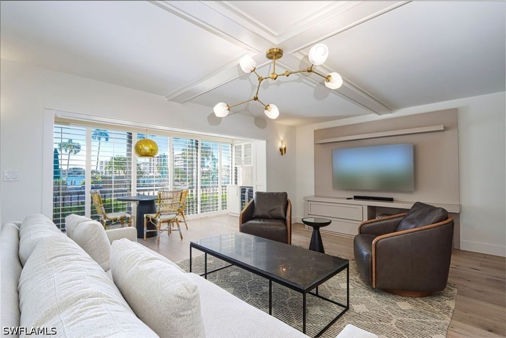 222 Harbour Dr 105, Naples