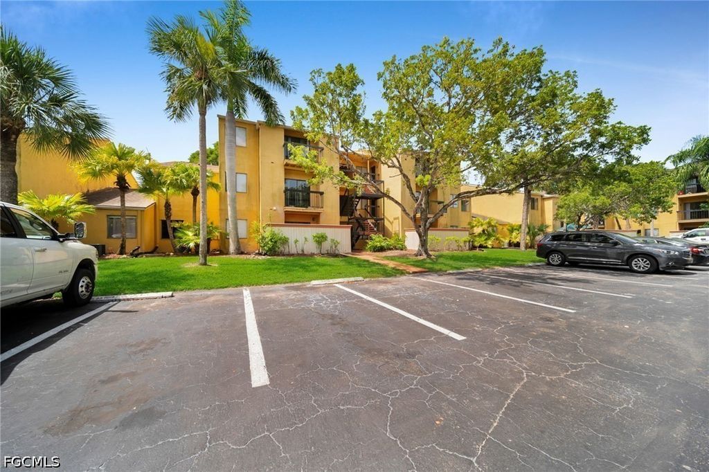 2885 Winkler Ave 612, Fort Myers