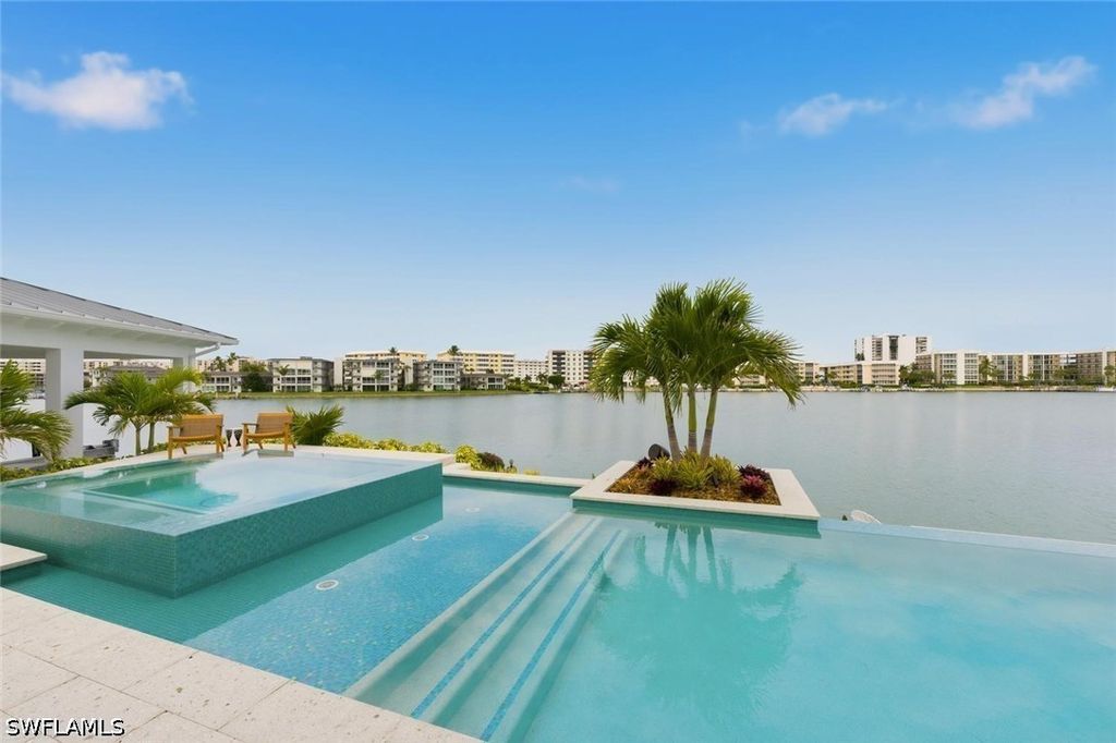 200 Bahia Pt, Naples