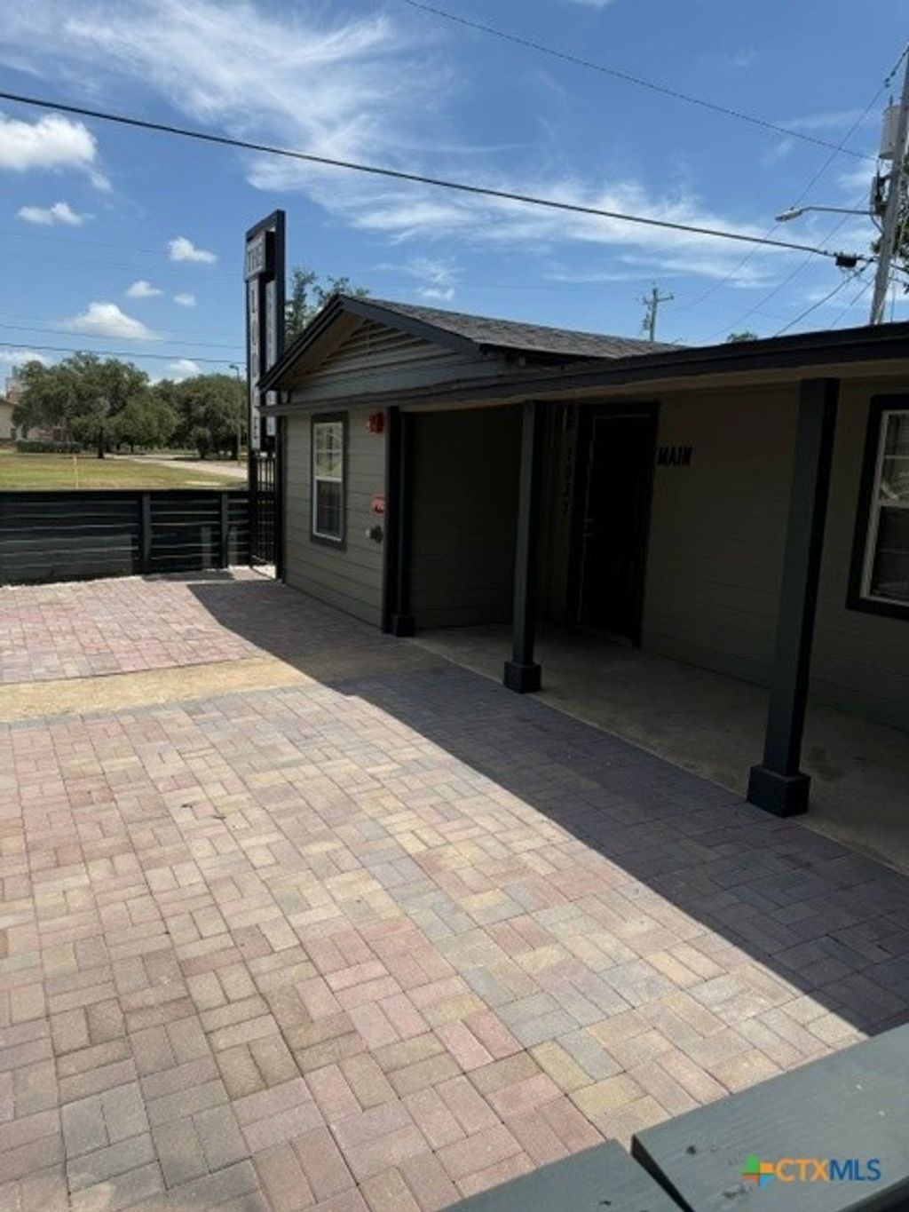 1037 W Court Street A, Seguin