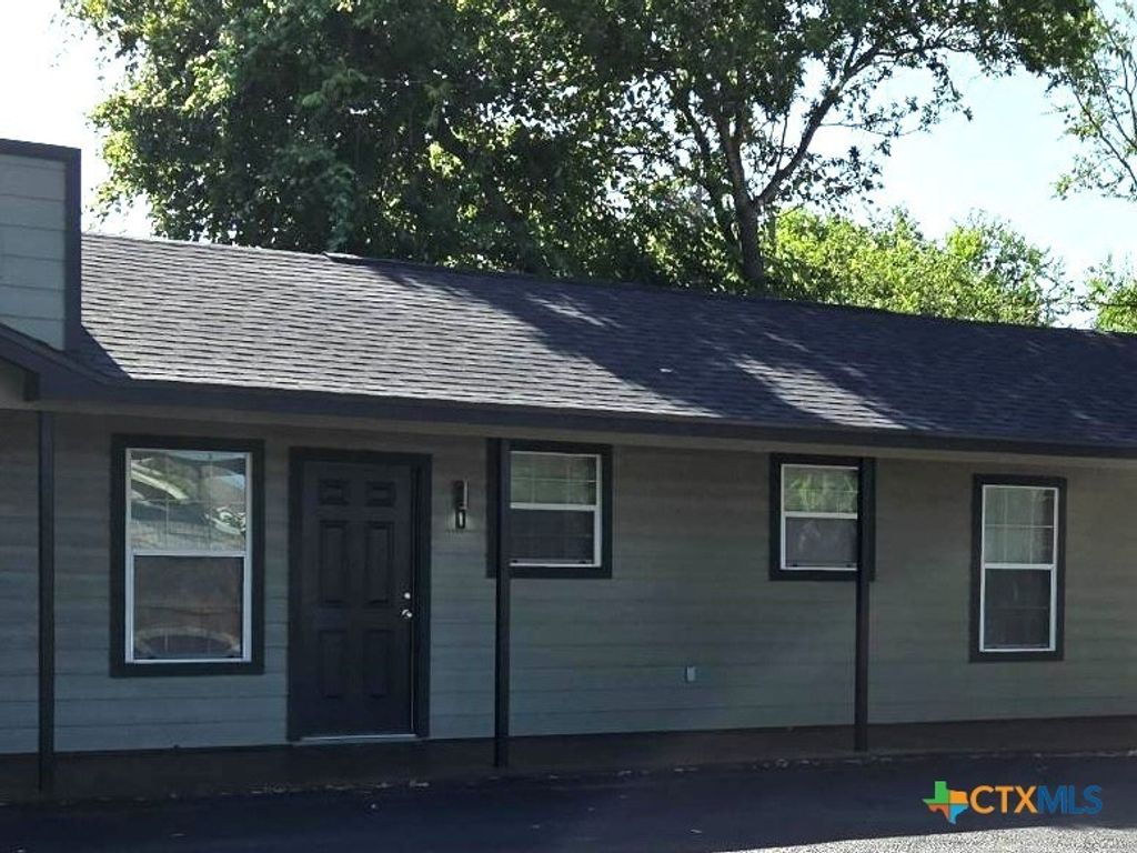 1037 W Court Street C, Seguin