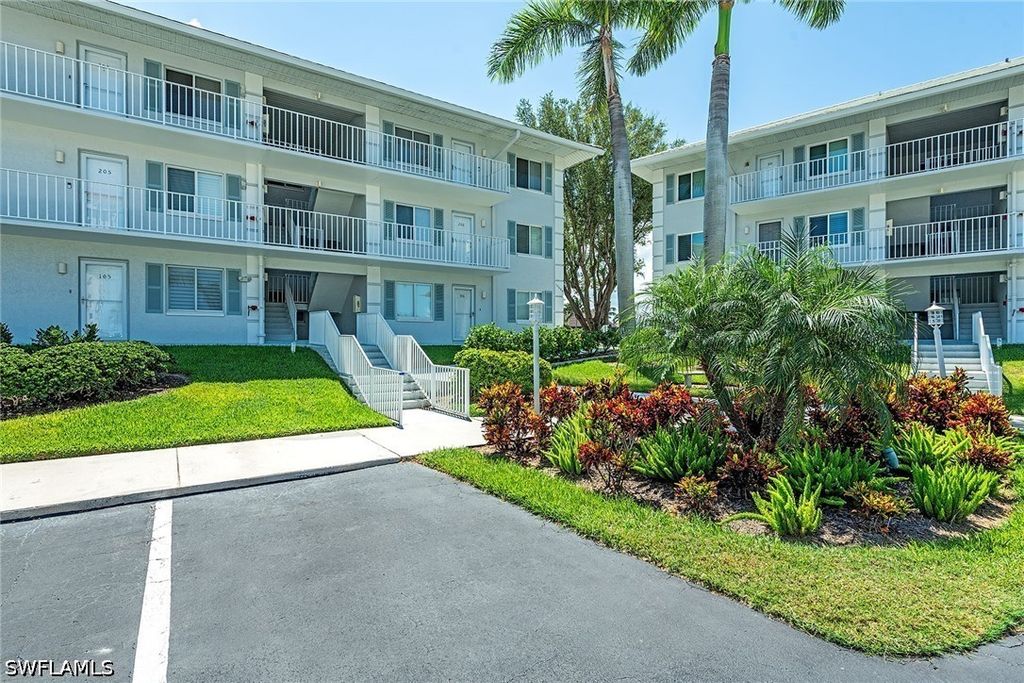 10684 Gulf Shore Dr B-305, Naples