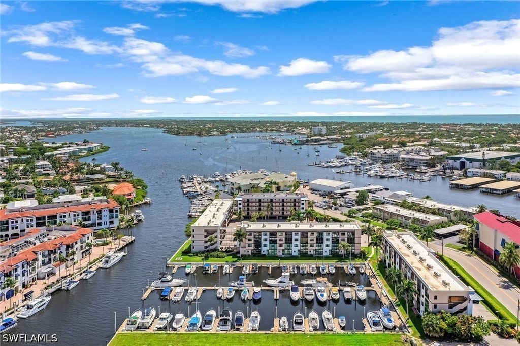 807 River Point Dr 102d, Naples