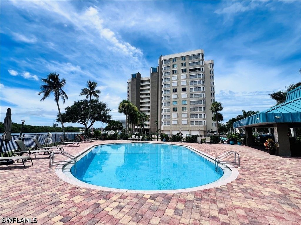 25 Bluebill Ave 1002, Naples