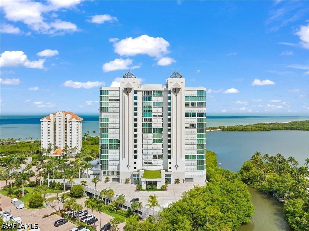 60 Seagate Dr 105, NAPLES