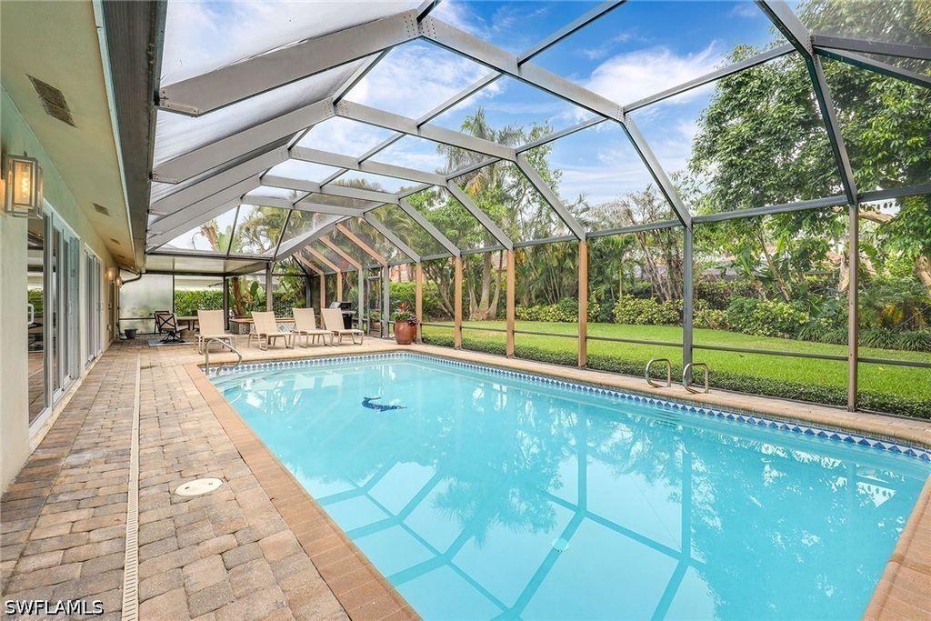 675 Harbour Dr, Naples