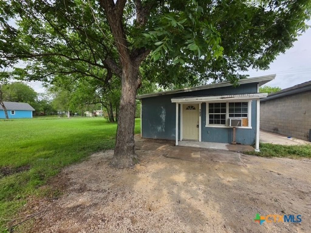 702 San Antonio Avenue 4, Seguin