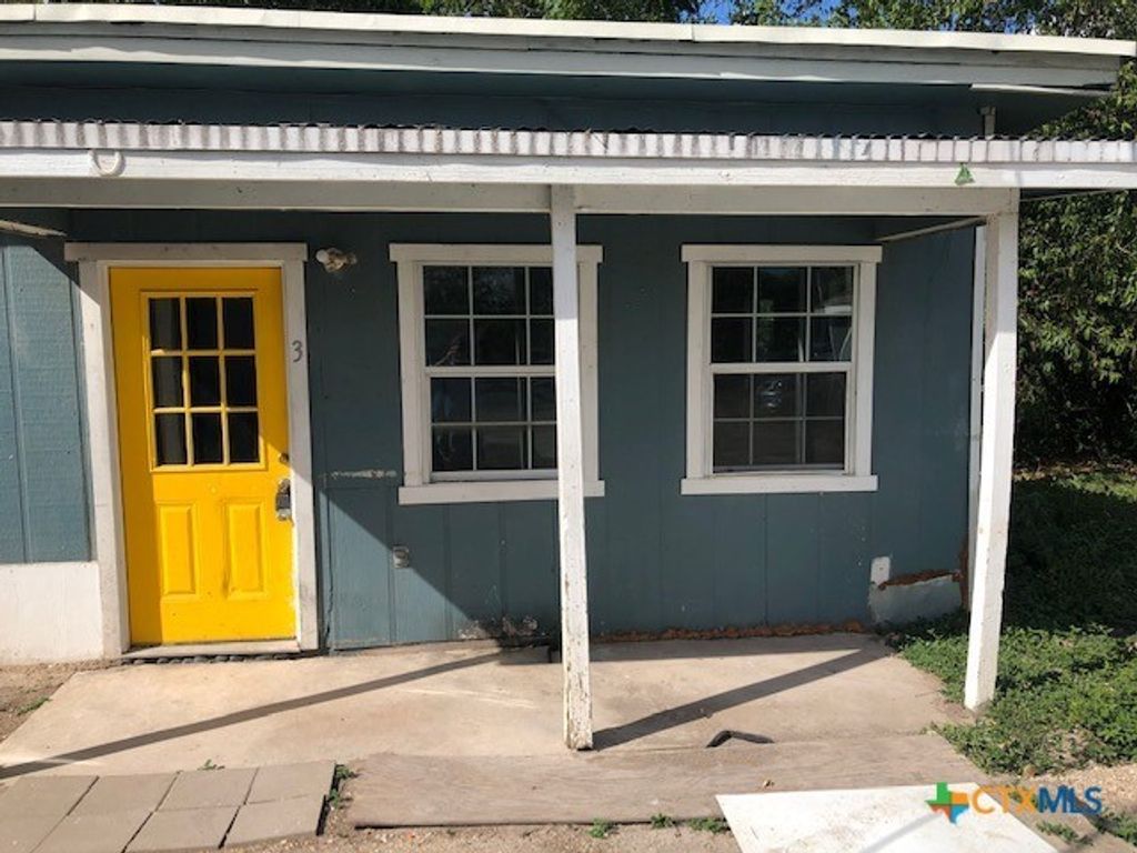 702 San Antonio Avenue 3, Seguin