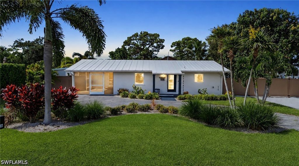 2736 Riverview Dr, Naples