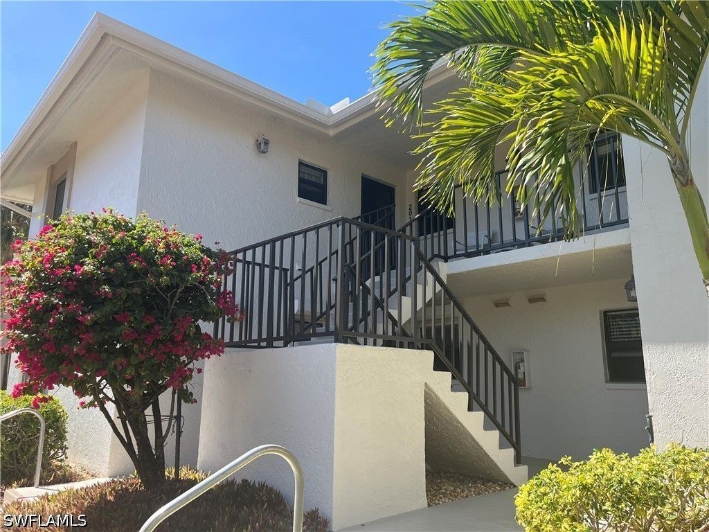 513 Lake Louise Cir 202, Naples