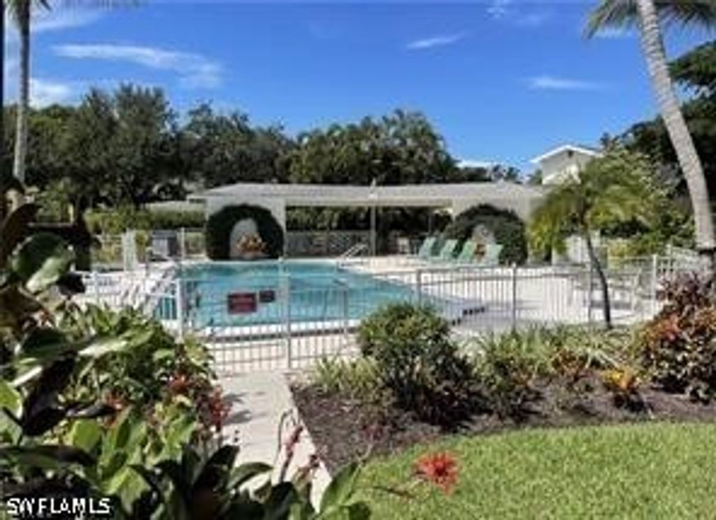 800 Golf Dr S 104, Naples