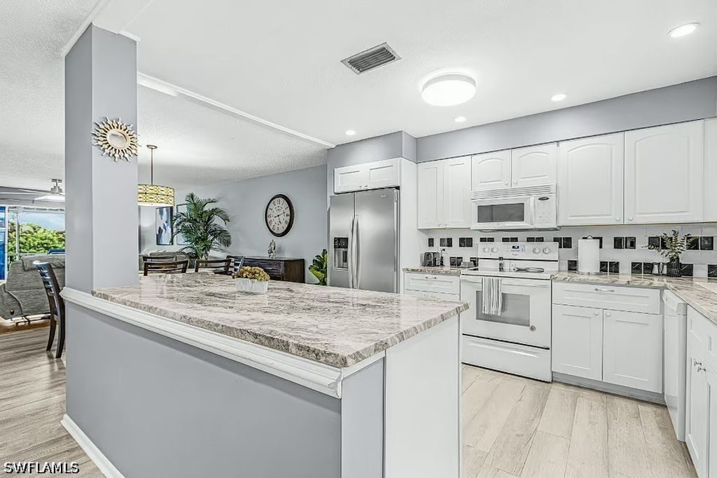 600 Valley Stream Dr F8, NAPLES