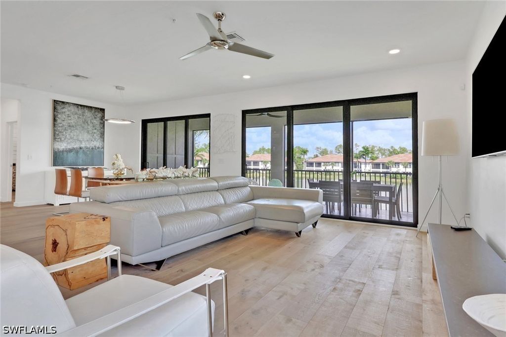 15161 Palmer Lake Cir 202, Naples