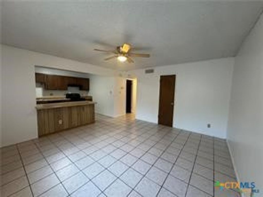 309 E Walnut Street 2, Seguin