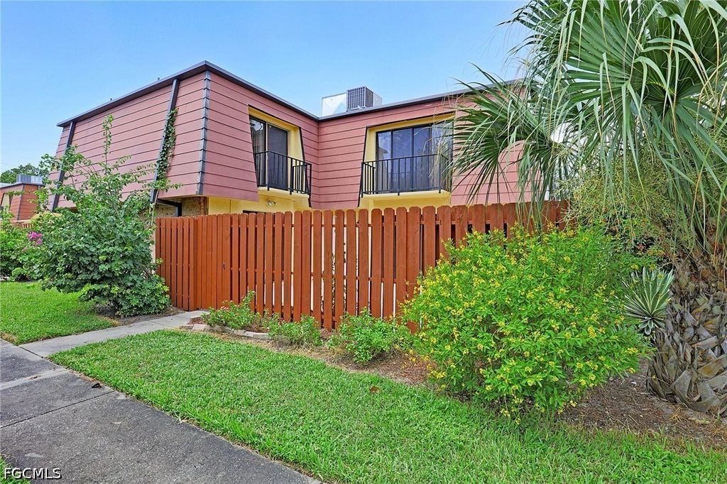 1556 Park Meadows Dr 1, Fort Myers