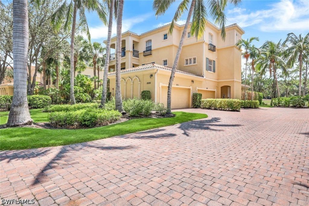 2826 Tiburon Blvd E 103, Naples