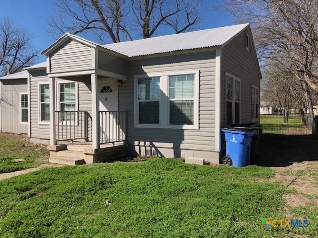 630 E Pine Street, Seguin