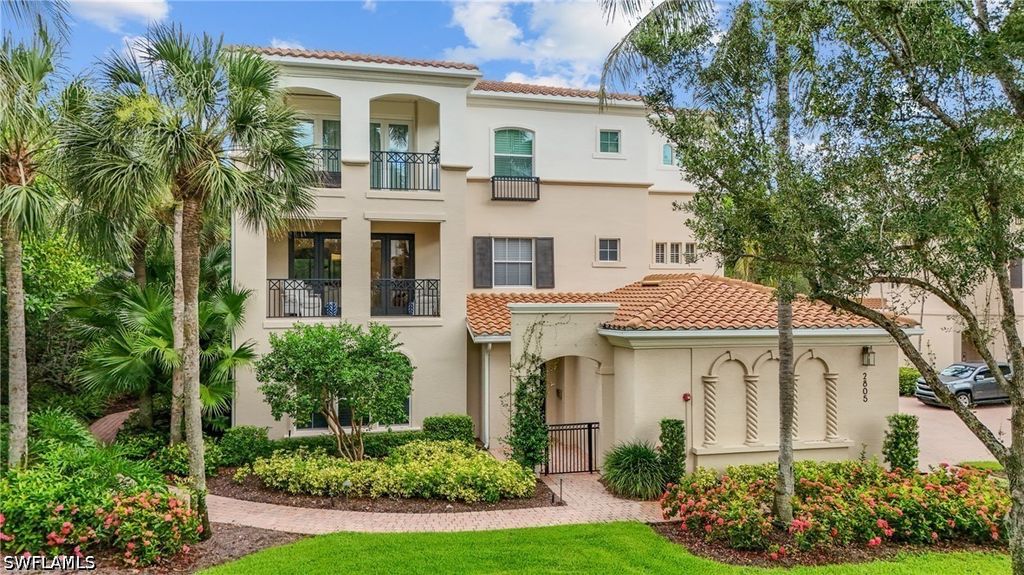 2805 Tiburon Blvd E 102, Naples