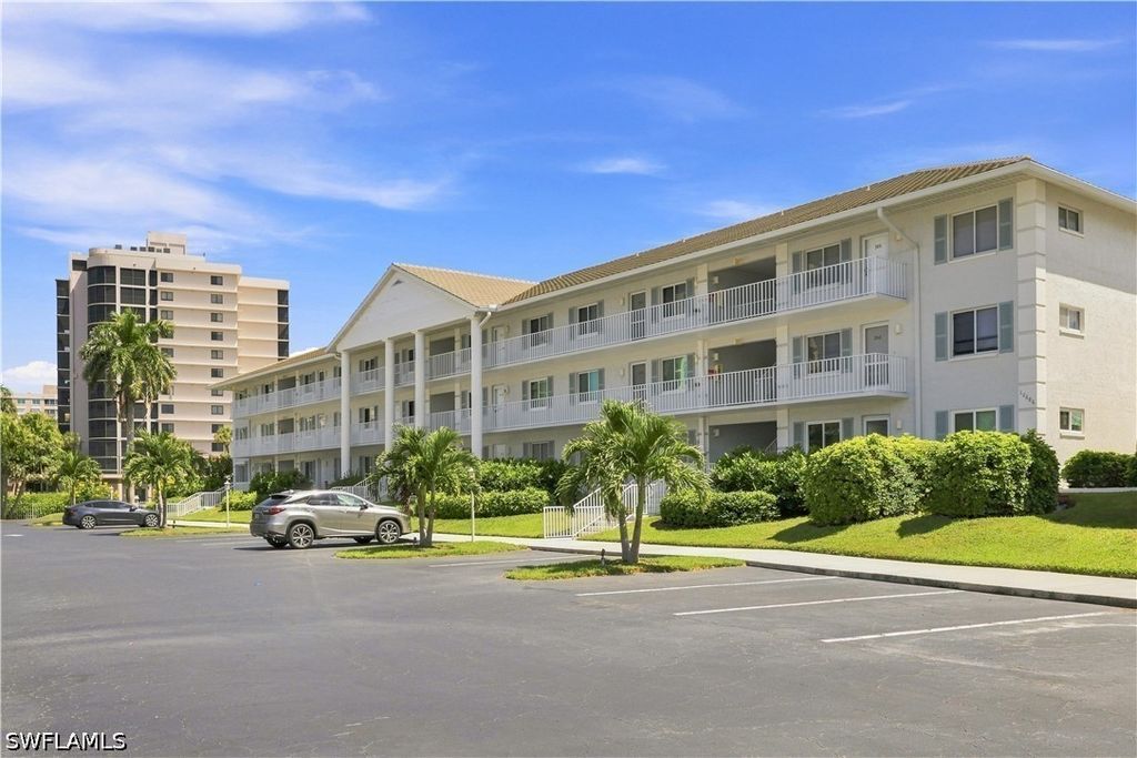 10686 Gulf Shore Dr 206, Naples