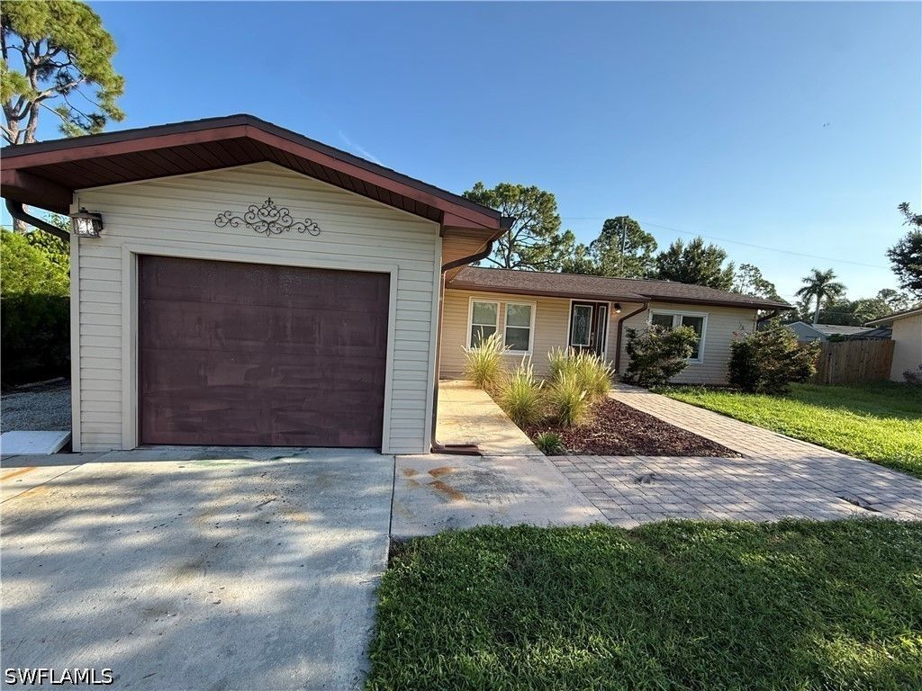 9169 Shaddock Rd E, Fort Myers