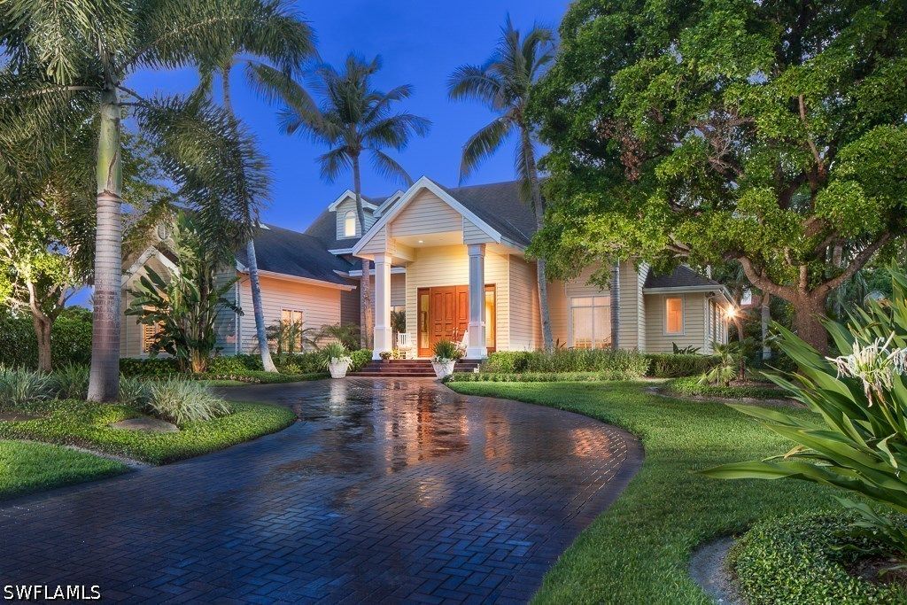 2750 Treasure Ln, NAPLES