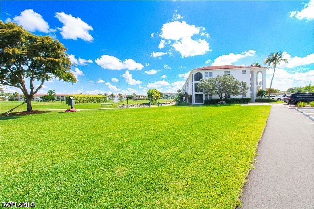 41 High Point Cir S 303, Naples