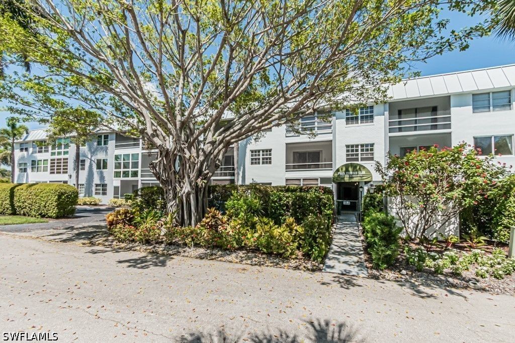 72 7th St S 203, Naples