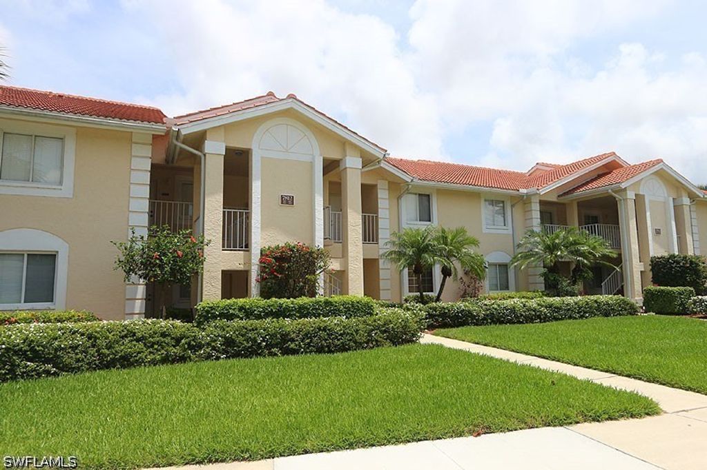 7812 Emerald Cir 201, Naples