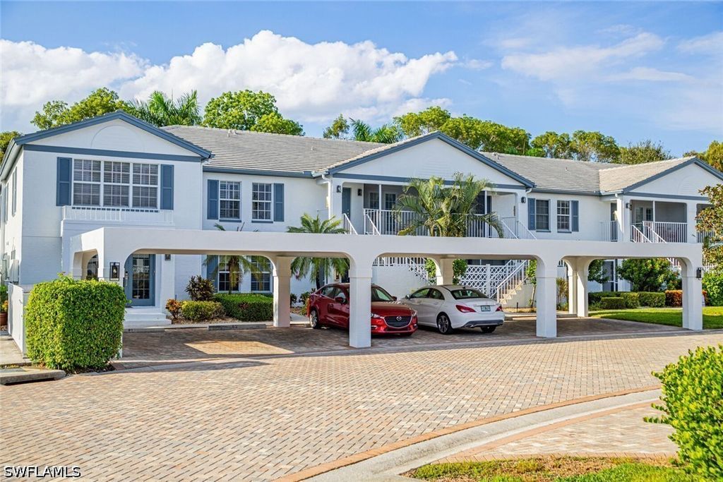 823 Tanbark Dr 101, Naples