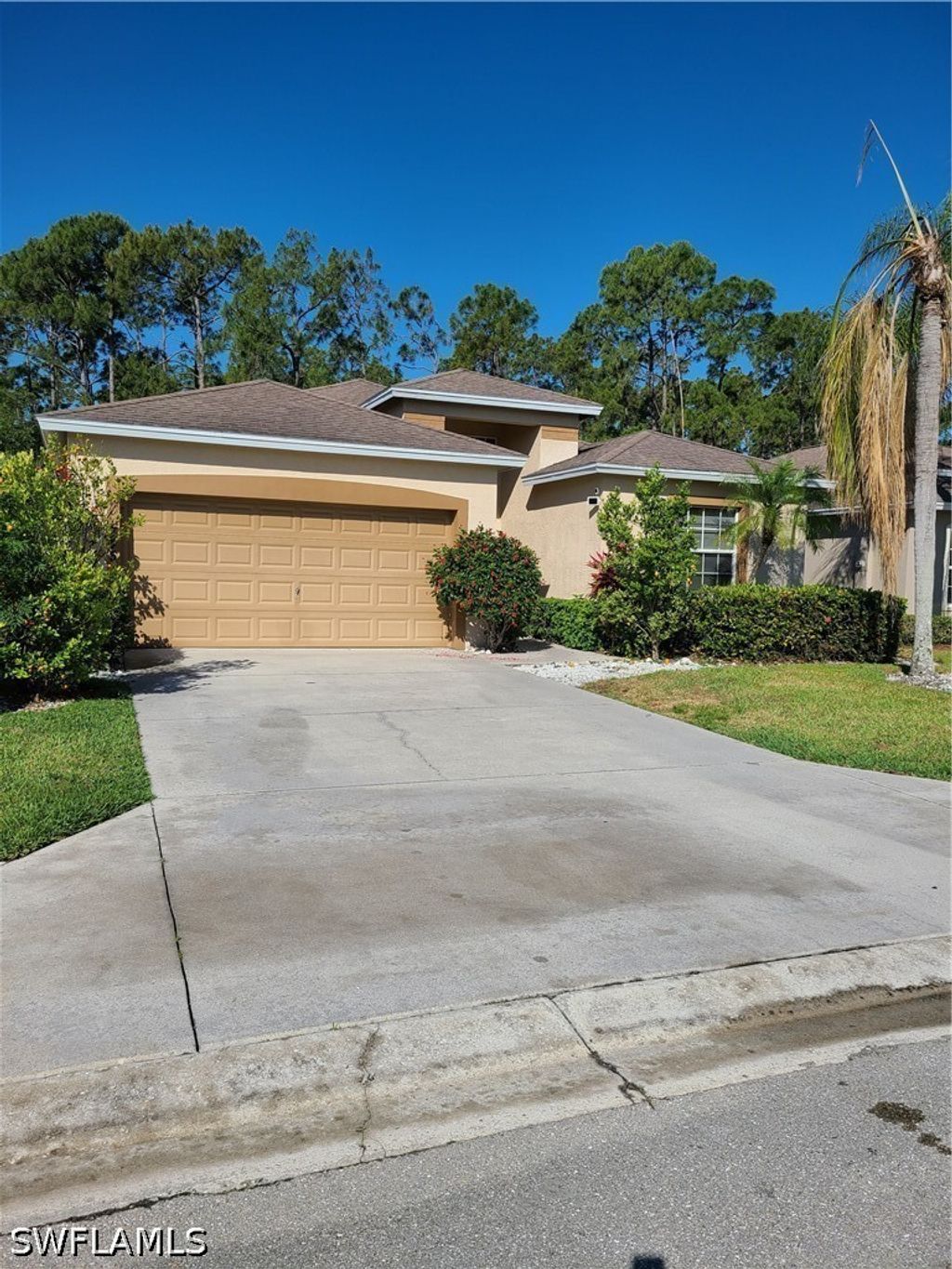 745 Crossfield Cir, Naples