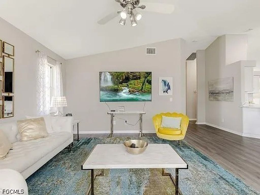 313 Se 23rd Ter, Cape Coral