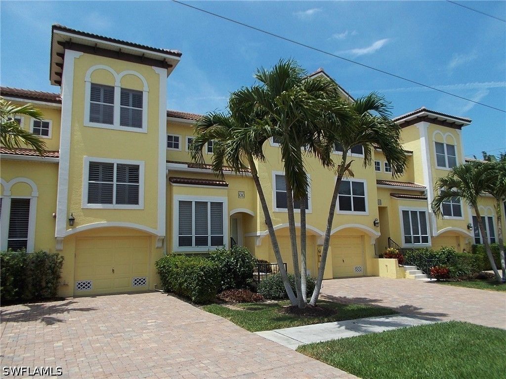 1080 5th St S 1080, Naples