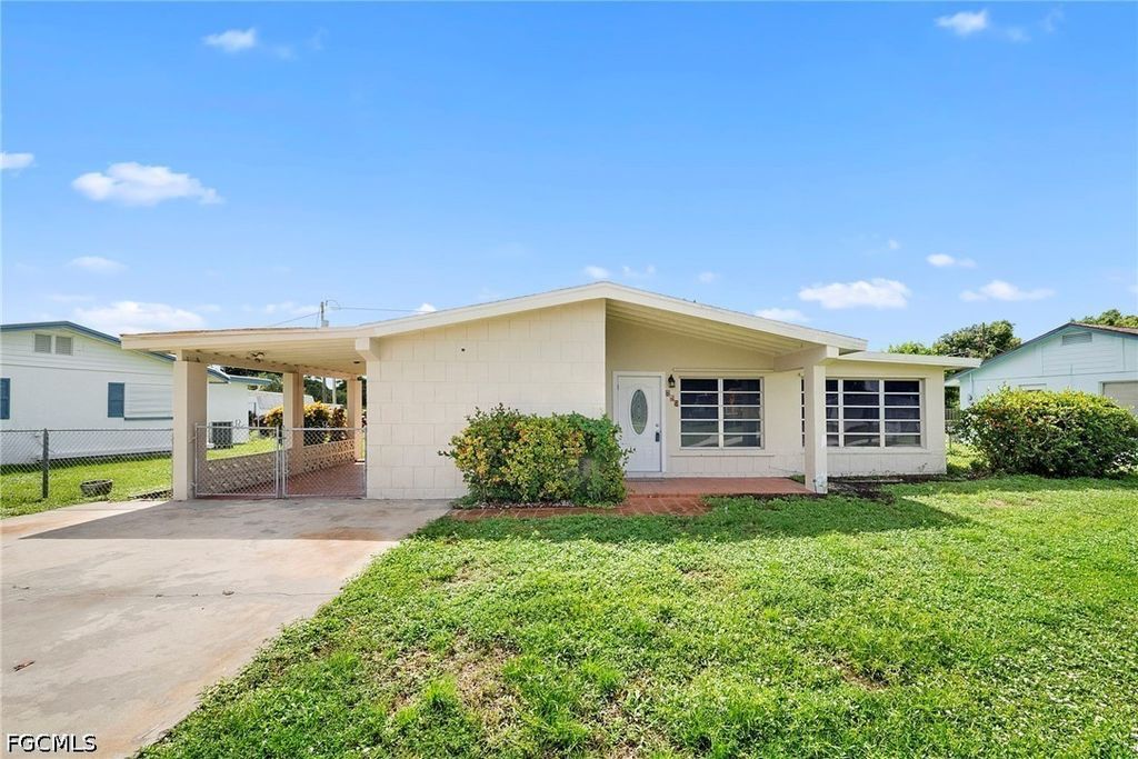 275 Lakeview Dr, North Fort Myers