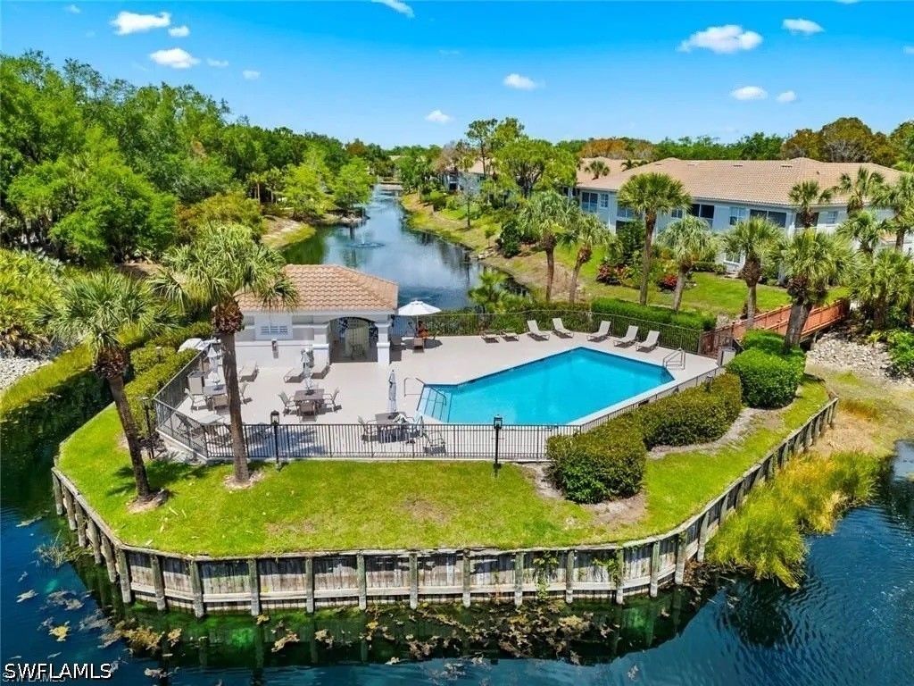 6812 Satinleaf Rd S 202, Naples
