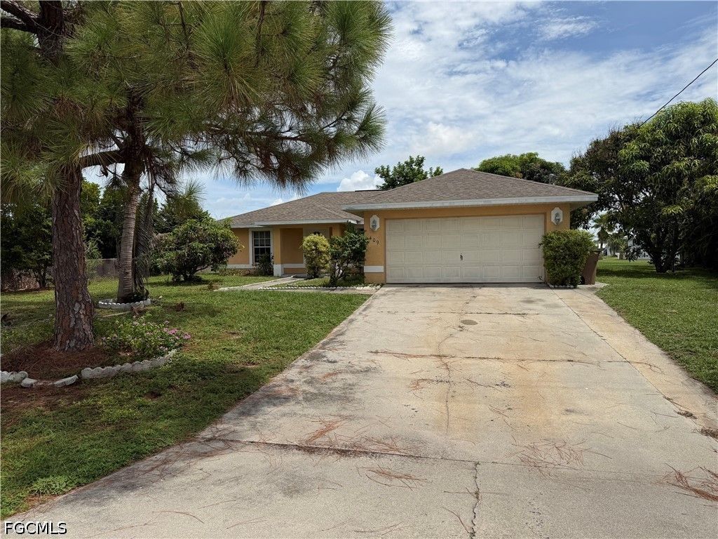 409 Candlewick Cir E, Lehigh Acres