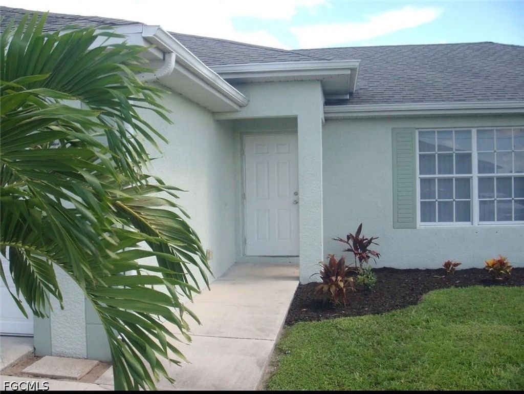 107 Ne 15th Ter, Cape Coral