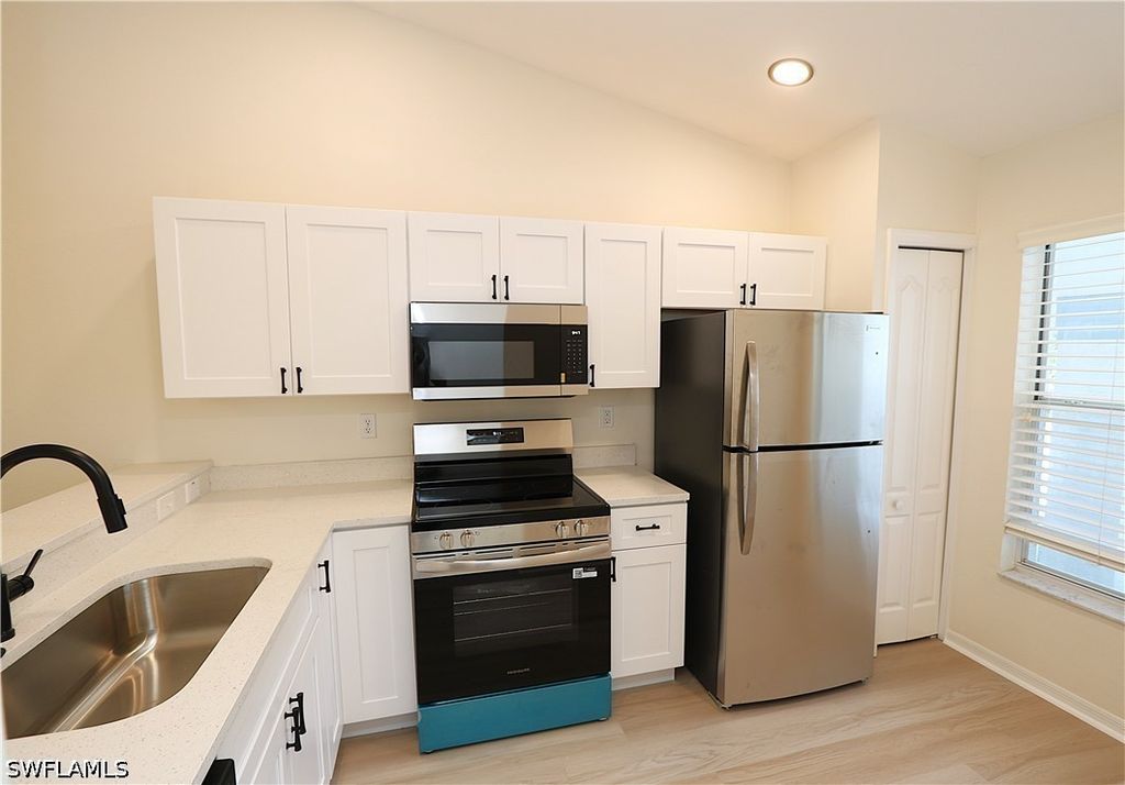 1042 Mainsail Dr 822, Naples