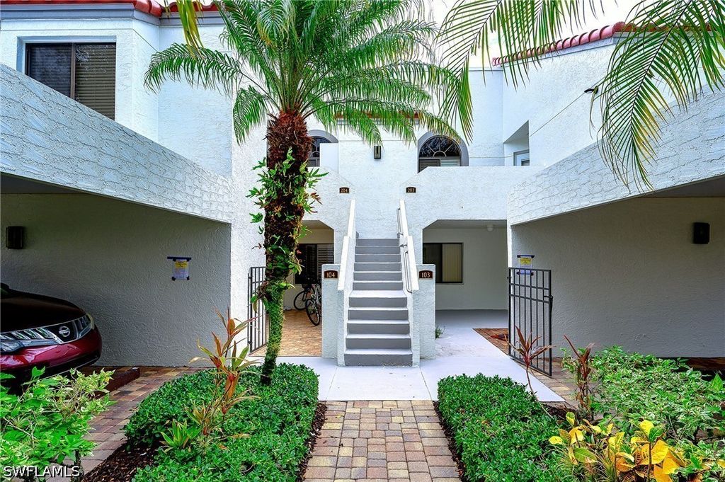 559 Beachwalk Cir U-204, Naples