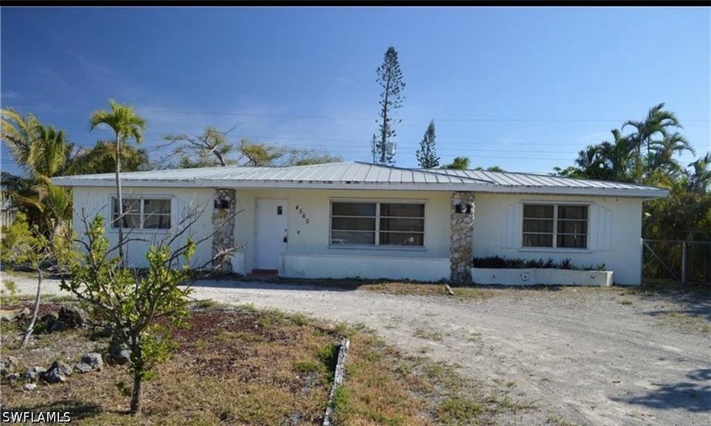 4560 Capri Dr, Naples