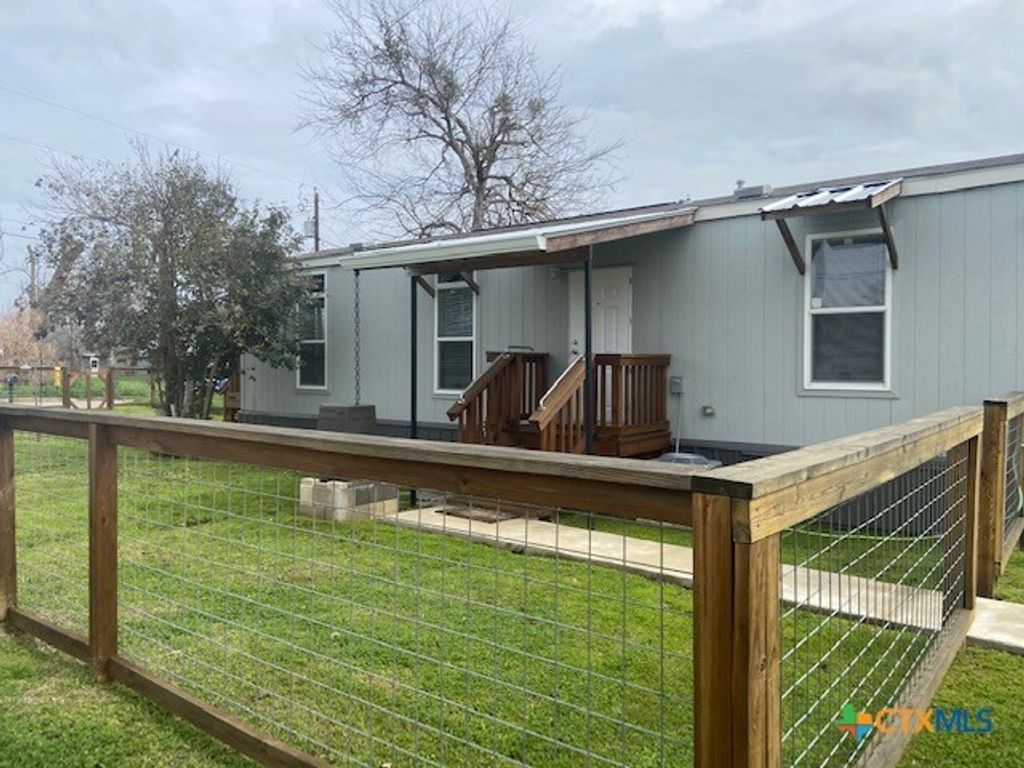 115 Cosey Street, Luling