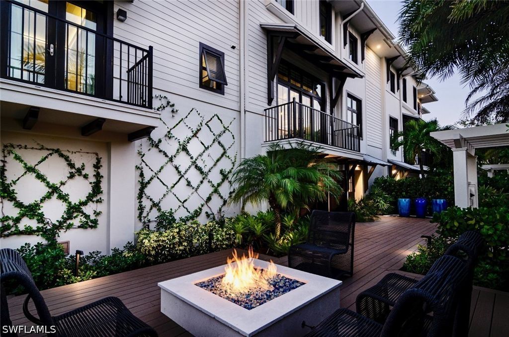 930 9th St S 930, Naples