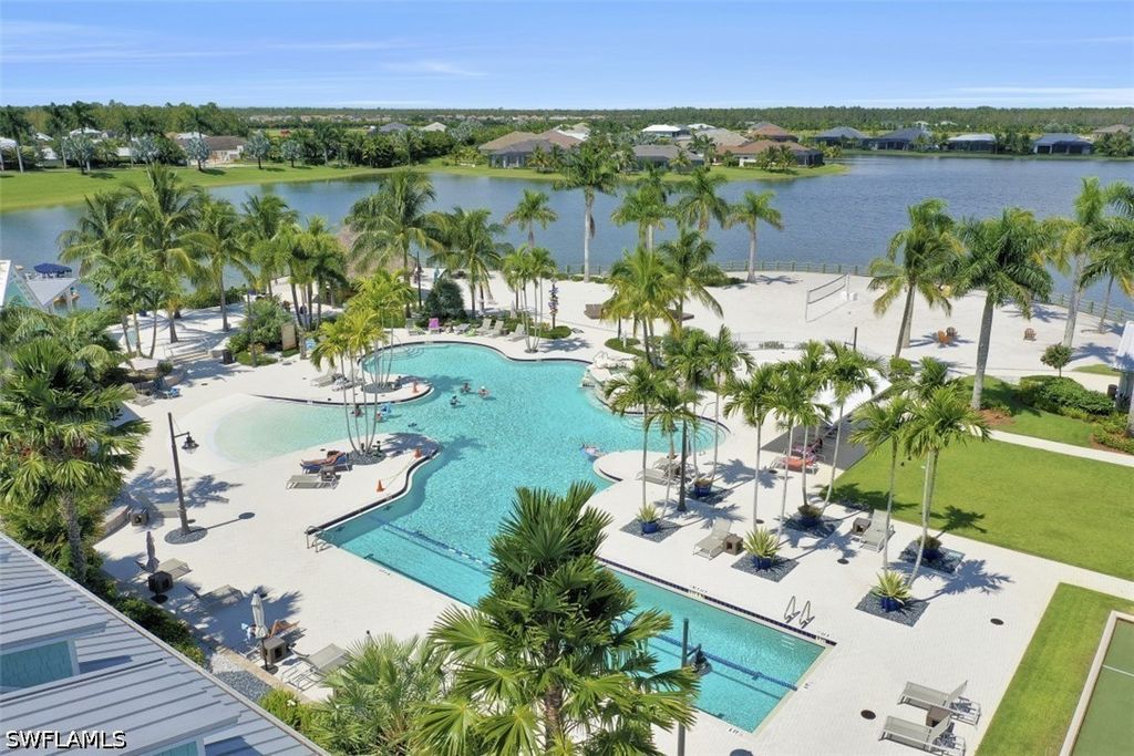14663 Edgewater Cir, Naples