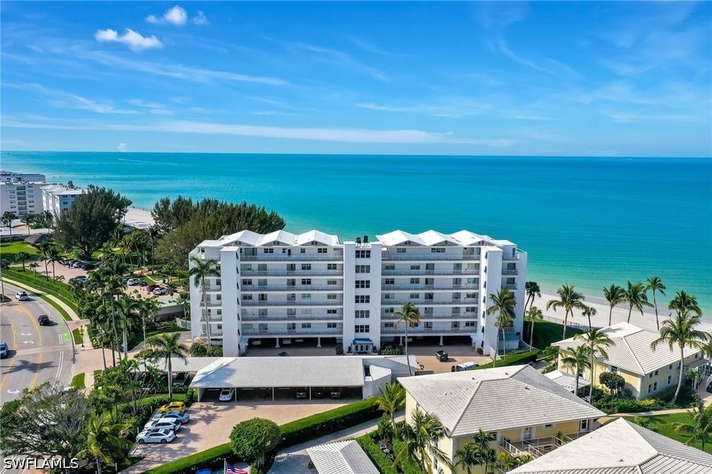 2121 Gulf Shore Blvd N 402, NAPLES