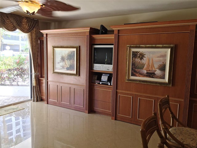 4 of 8 - 3505 S Ocean Dr 105, Hollywood, FL