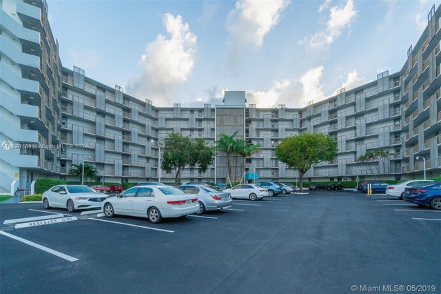3 of 37 - 3401 N Country Club Dr 406, Aventura, FL