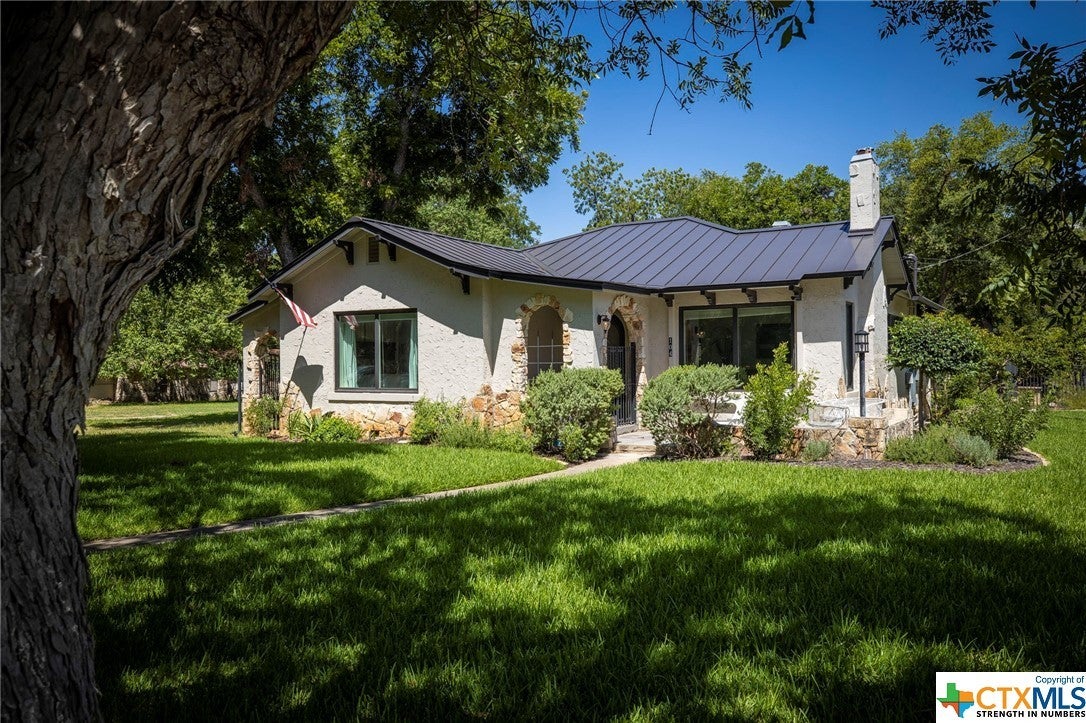 104 W Edgewater Terrace on Comal River in New Braunfels MLS® 481806