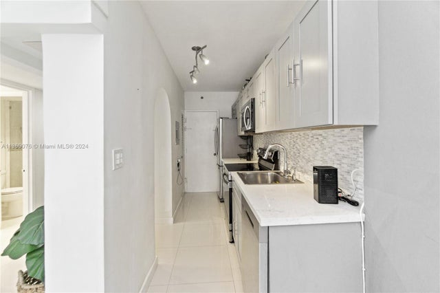 4 of 27 - 100 Lincoln Rd 501, Miami Beach, FL